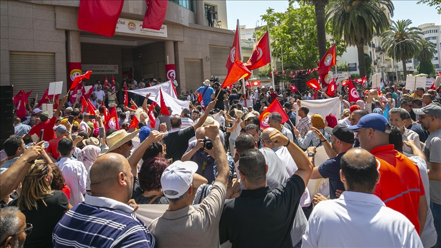 تونس.. مئات المعلمين ينظمون "يوم غضب" للمطالبة بزيادة الأجور