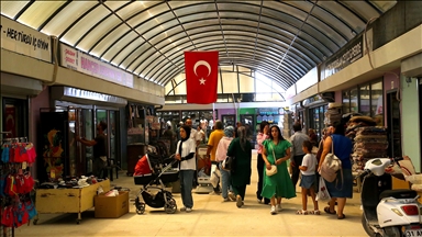 Hatay'da tarihi Uzun Çarşı esnafı geçici prefabrik dükkanlarında faaliyete başladı