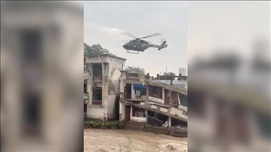 Индија: Воен хеликоптер ги спаси жителите од зграда пред уривање во поплавите во Пенџаб