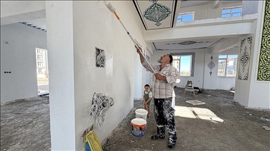 Şehit oğlunun hayrı için okul, cami ve Kur'an kurslarının boya işlerini yapıyor