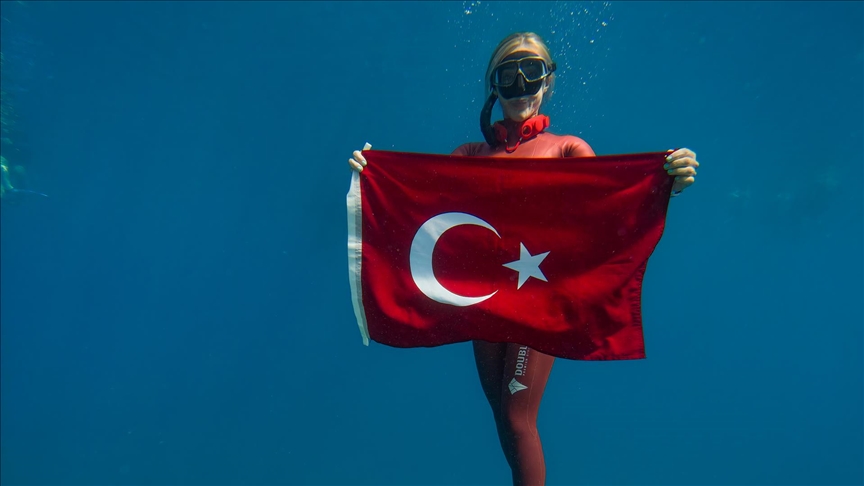 Şahika Ercümen'den batık tanka Türk bayrağıyla dalış