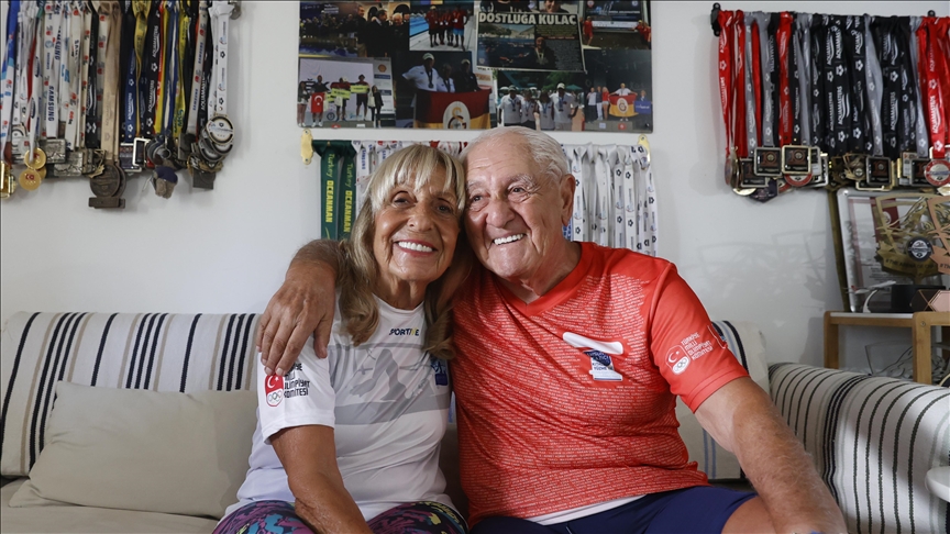 Muğla'da 89 ve 78 yaşındaki çift yüzme tutkularıyla gençlere ilham veriyor