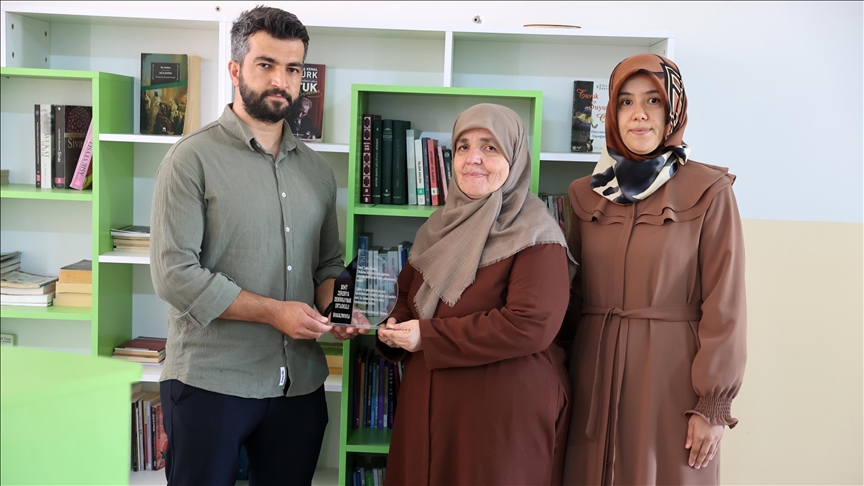 Kanserden ölen ağabeyinin kütüphane hayalini memleketindeki okulda gerçekleştirdi