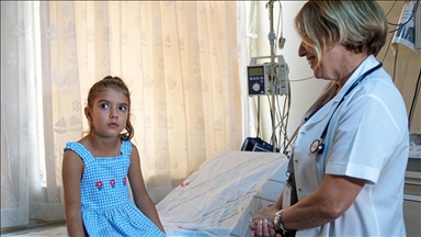 Süt alerjisi olan çocuk, tedavilerin ardından 5 yaşında dondurma yiyebildi