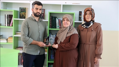Kanserden ölen ağabeyinin kütüphane hayalini memleketindeki okulda gerçekleştirdi