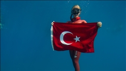 Şahika Ercümen'den batık tanka Türk bayrağıyla dalış