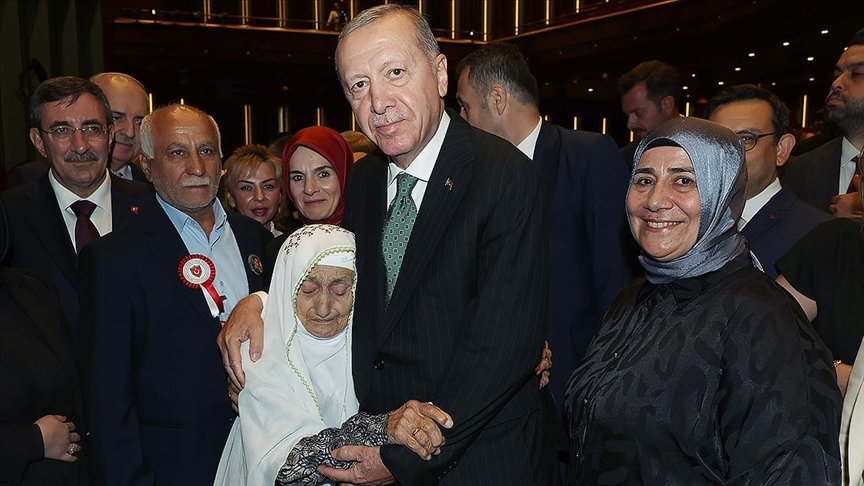 Cumhurbaşkanı Erdoğan, 92 yaşındaki Erzurumlu Şefika Taş ile görüştü