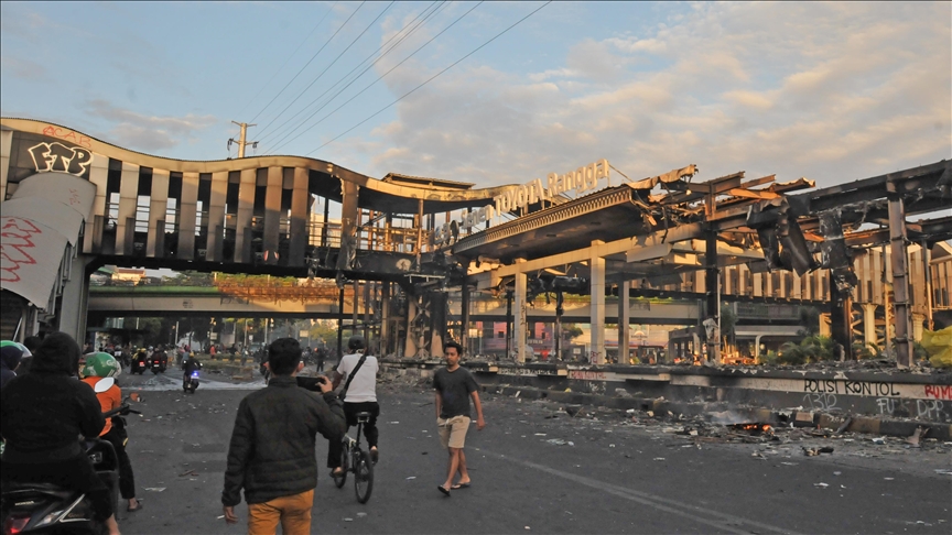 Zgrade i desetine automobila izgorjelo tokom nereda u Indoneziji