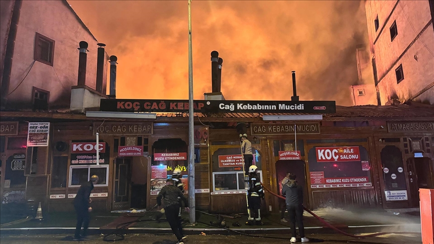 Erzurum'da restoranda çıkan yangın yandaki binaların çatısına sıçradı