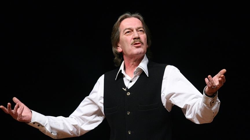 Türk tiyatrosunun üretken kavuklusu: Ferhan Şensoy