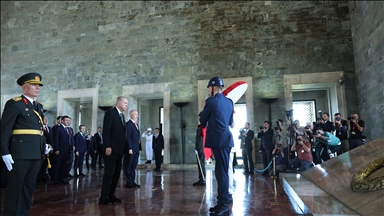 Cumhurbaşkanı Erdoğan başkanlığındaki devlet erkanı Anıtkabir'i ziyaret etti