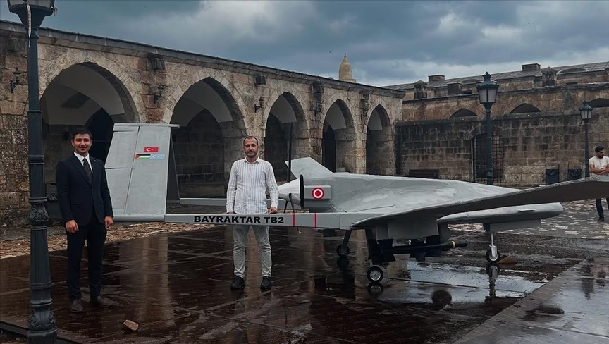 Hatay'da iki arkadaş Bayraktar TB2'nin ahşap maketini tasarladı
