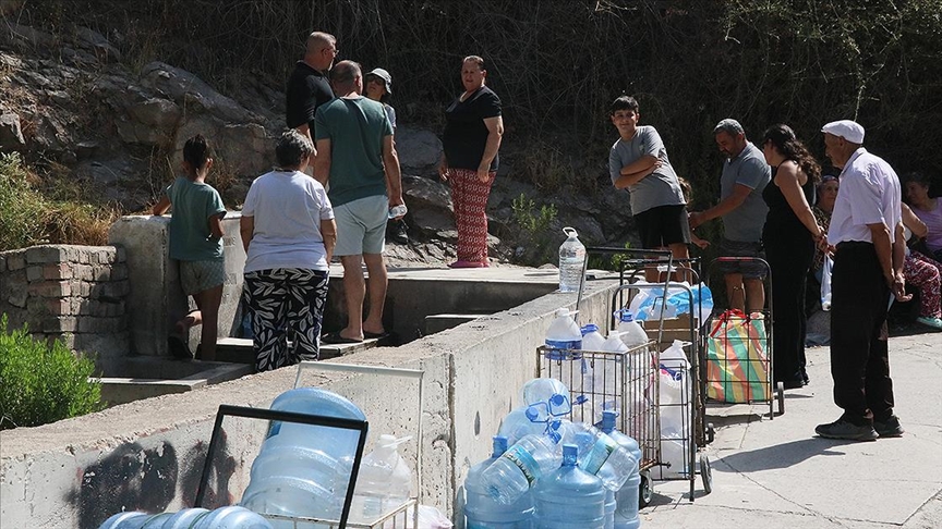 Su kesintisinin yaşandığı İzmir Çiğli'de bazı vatandaşlar çeşmede kuyruk oluşturdu