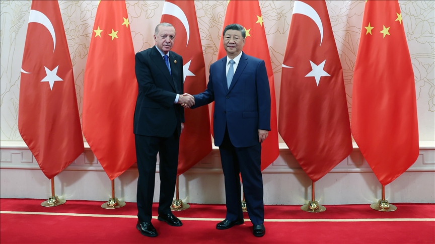 Le président turc Erdogan rencontre son homologue chinois Xi lors d’une visite en Chine