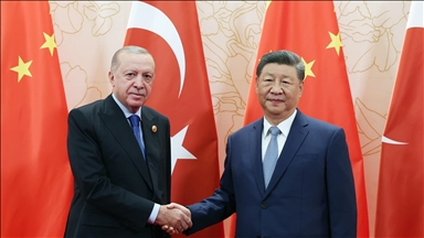 الرئيس أردوغان يلتقي نظيره الصيني في تيانجين