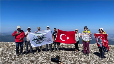 Çankırı'da dağcılar 30 Ağustos Zafer Bayramı'nı Ilgaz Dağı'nın zirvesinde kutladı