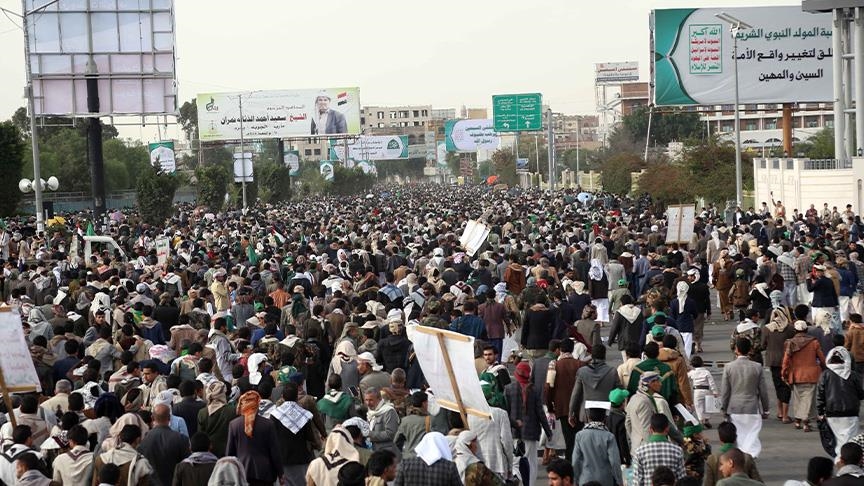 صنعاء.. آلاف اليمنيين يشيعون جثامين قادة حوثيين قتلتهم إسرائيل