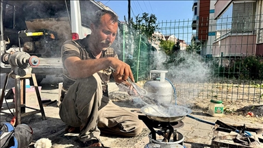 Unutulmaya yüz tutmuş kalaycılığı yaşatmak için şehir şehir dolaşıyorlar