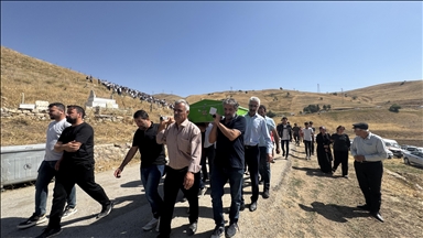 Cinazeyên 5 kesên ji heman malbatê ku li Hekariyê di qezaya trafîkê da mirin, hatin definkirin