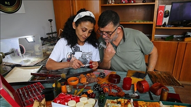 Tespih sanatına gönül veren karı koca el emeği ürünler tasarlıyor