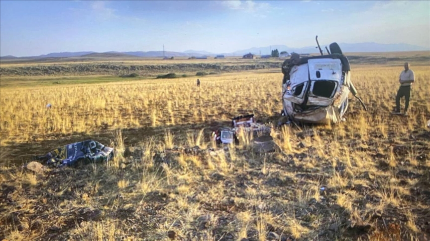 Li Erziromê wesayîta bazirganiyê ya sivik teqle avêt, 3 kes mirin