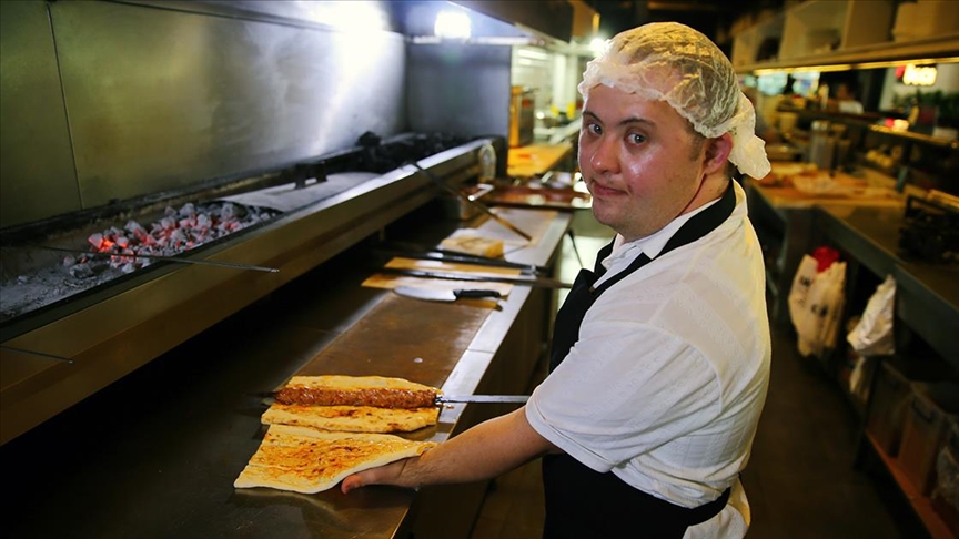 Restoranda çalışan down sendromlu genç, Adana'nın tescilli lezzetlerini servis ediyor