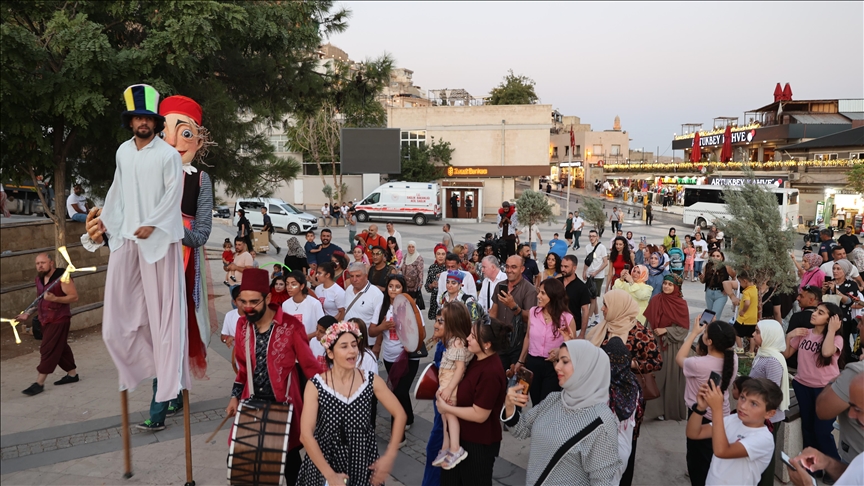Li Mêrdînê "7emîn Festîvala Zarokan a Xalîçeya Firînê ya Navneteweyî" dest pê kir