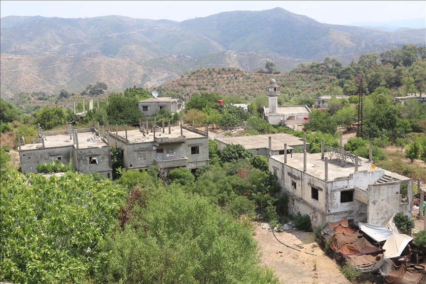 Bayırbucak Türkmenleri devrik Baas rejiminin bombardımanlarında yıkılan evlerini onarmaya çalışıyor