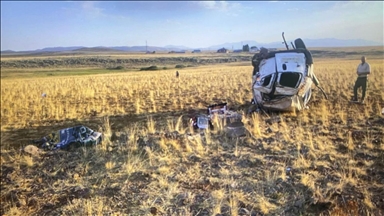 Li Erziromê wesayîta bazirganiyê ya sivik teqle avêt, 3 kes mirin