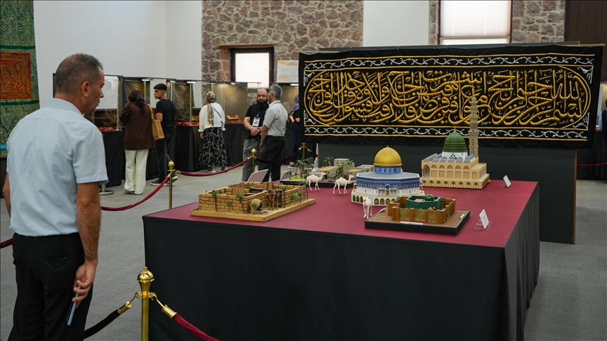 İzmir'de "Mukaddes Emanetler" sergisi açıldı