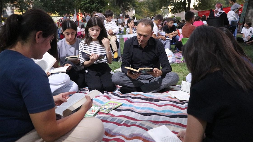 Siirt'te ailelerin çocuklarıyla kitap okuması için parklarda etkinlikler düzenleniyor