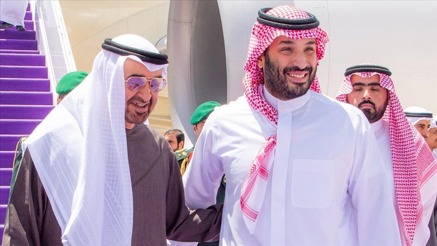 رئيس الإمارات يصل الرياض وولي العهد السعودي باستقباله