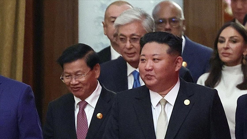 Çin'deki askeri geçit törenine katılan Kim, ilk kez çok taraflı diplomatik bir etkinlikte yer aldı