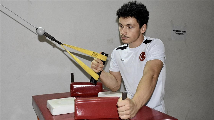 Milli bilek güreşçi Tuğrulhan, dünya şampiyonluğu için kolları sıvadı