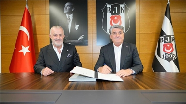 Beşiktaş Başkanı Serdal Adalı, eski yönetici Ahmet Ürkmezgil ile protokol imzaladı