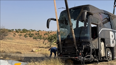 Şanlıurfa'da devrilen yolcu otobüsündeki 30 kişi yaralandı