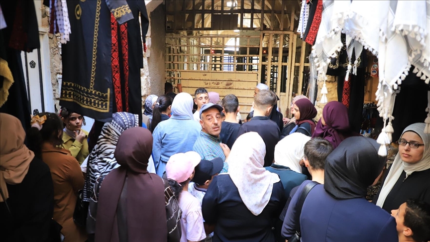 Thousands of Palestinians mark Prophet’s birthday at Hebron’s Ibrahimi Mosque under tight Israeli measures