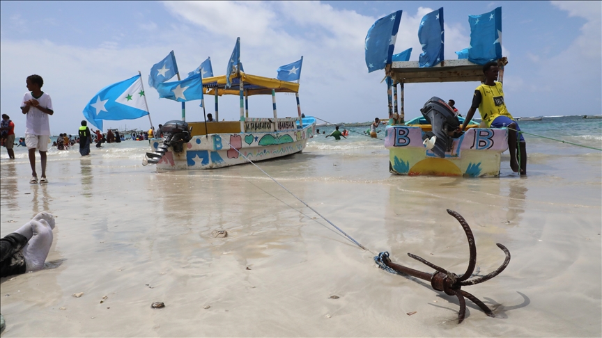 Somalililer Hint Okyanusu'nda hem yüzüyor hem de balık tutuyor
