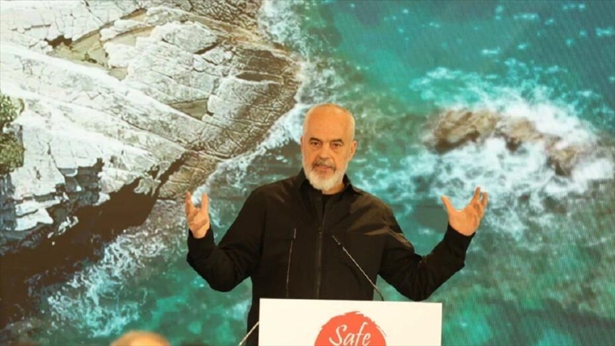 Edi Rama: Najveći zagađivači plaža i okoliša su "turisti koji žele ratovati sa Srbijom" na stadionima