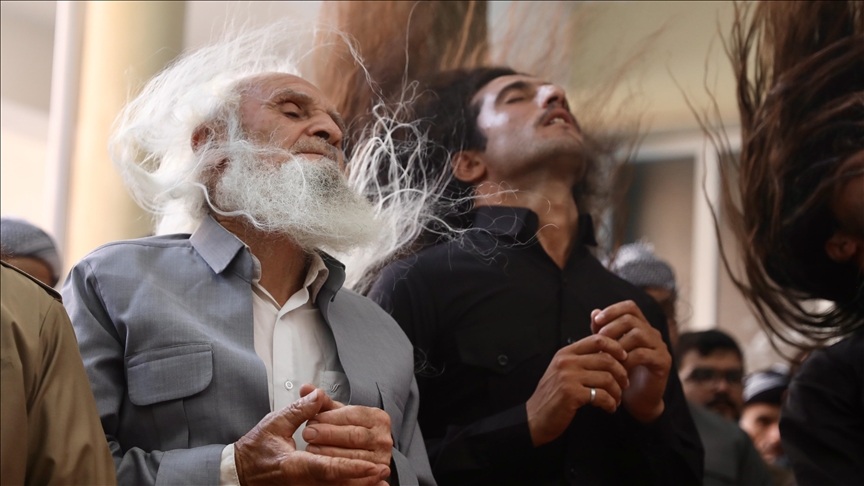 ئاکرێ.. دەروێشانی قادری ولیانی بەبۆنەی مەولودی پێغەمبەر (د.خ) زیکر دەکەن