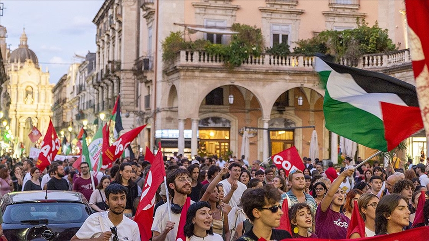 İtalya'da binlerce kişi Filistin ve Küresel Sumud Filosu'na destek için yürüdü