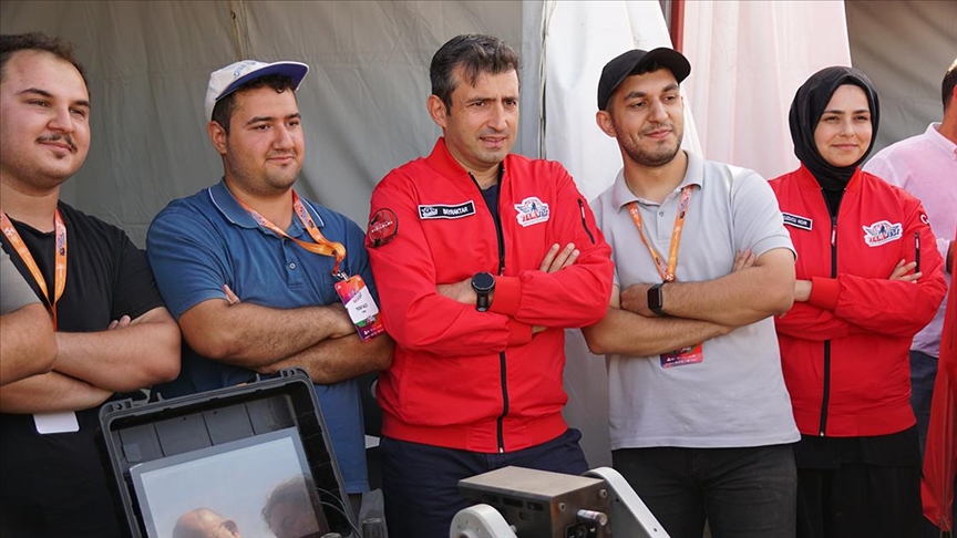 TEKNOFEST Yönetim Kurulu Başkanı Bayraktar, İKA Yarışması'nda öğrencilerle buluştu