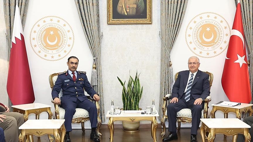 وزير الدفاع التركي يستقبل رئيس الأركان القطري في أنقرة