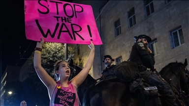 İsrail'de binlerce kişi, Netanyahu'nun konutunun önünde esir takası anlaşması talebiyle protesto düzenledi