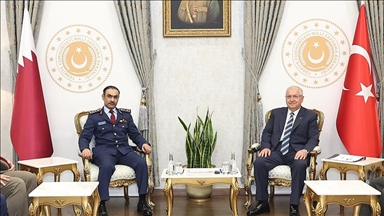 وزير الدفاع التركي يستقبل رئيس الأركان القطري في أنقرة