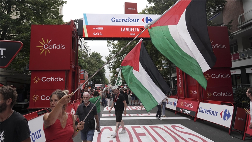 Spanish police strike pro-Palestine protesters with batons during La Vuelta