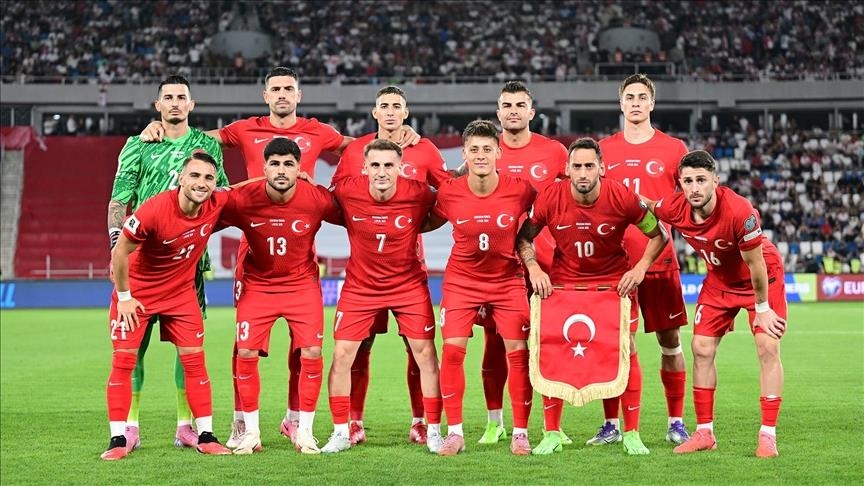 قدم.. طاقم تحكيم إنجليزي لإدارة لقاء القمة بين تركيا وإسبانيا