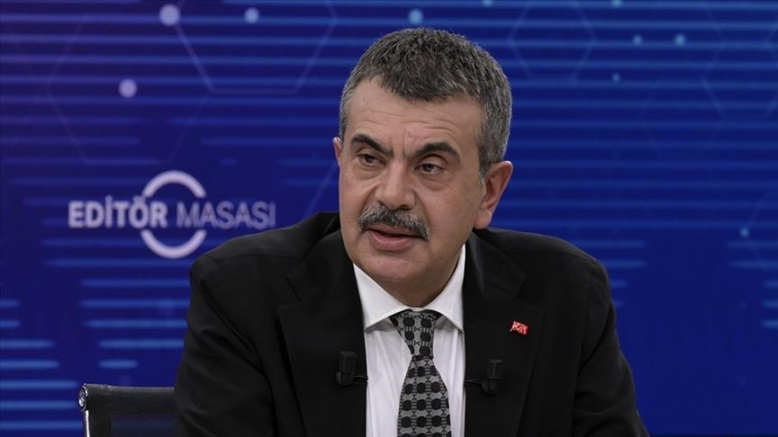 وەزیری پەروەردەی تورکیا، یوسف تەکین، لە بەرنامەی مێزی سەرنووسەری ئاژانسی ئانادۆڵو وەڵامی پرسیارەکان دەداتەوە