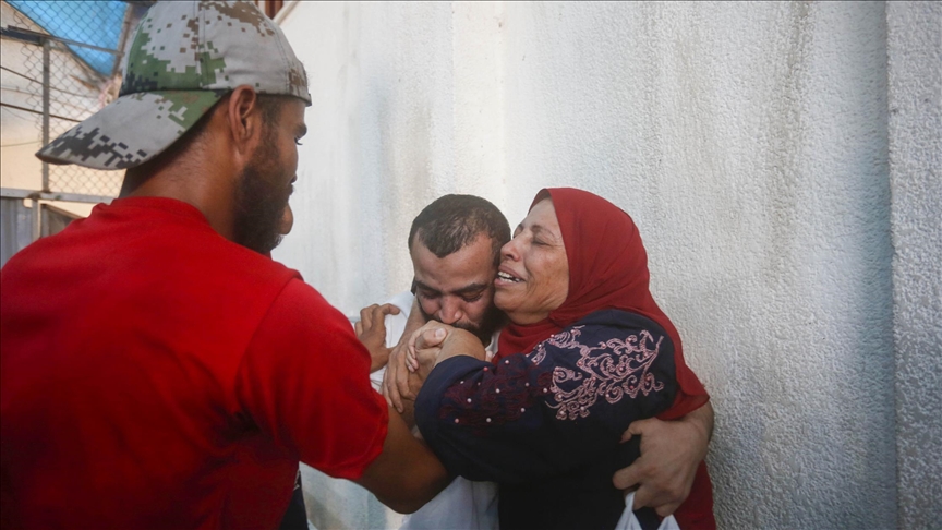 إسرائيل تفرج عن 10 فلسطينيين من غزة بعد اعتقالهم بظروف قاسية