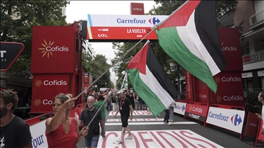 Spanish police strike pro-Palestine protesters with batons during La Vuelta